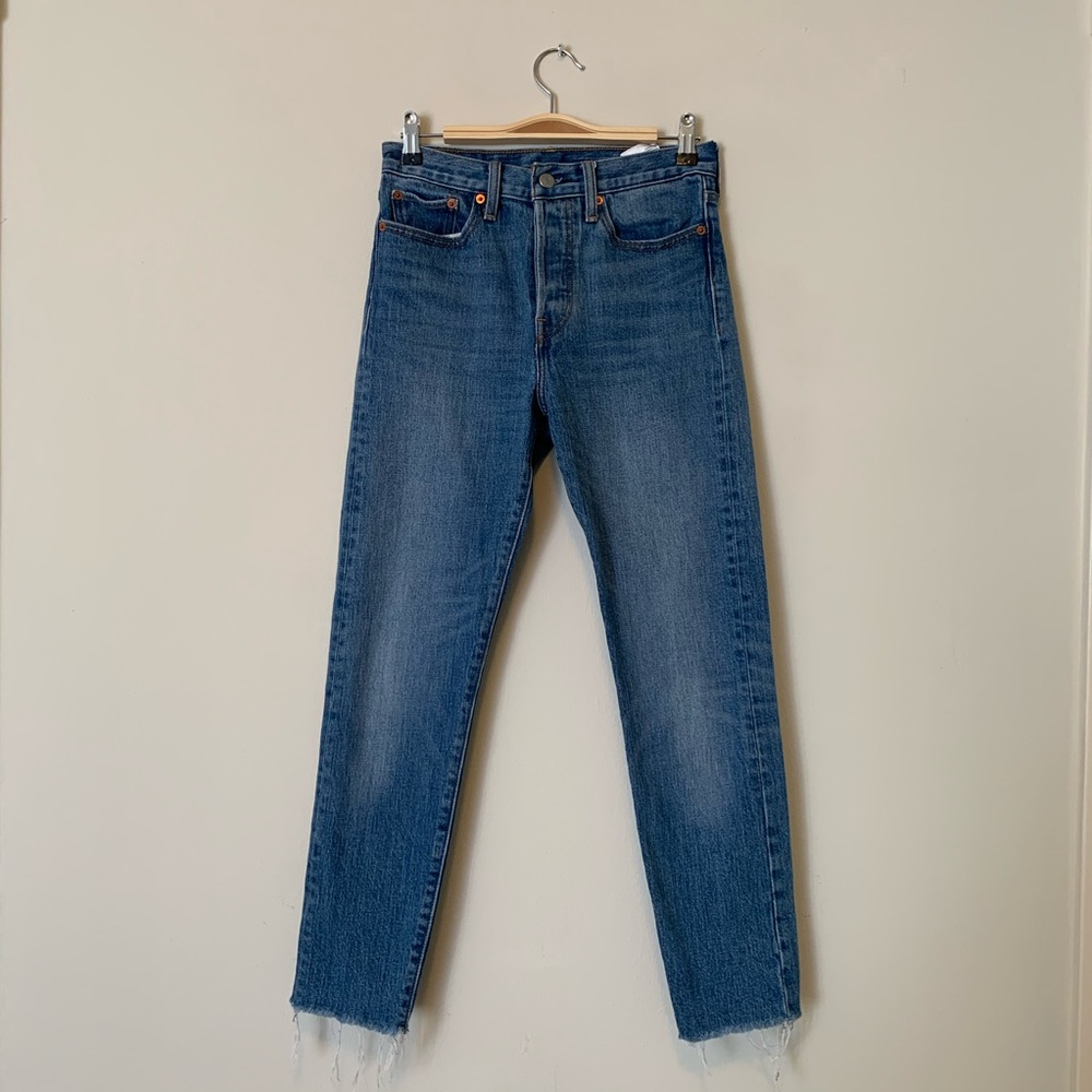 LEVI medium wash straight jean 27